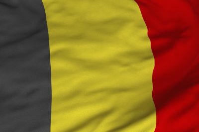 Flaga Belgii jest podzielona na 3 równe pionowe pasy: czarny, żółty, czerwony