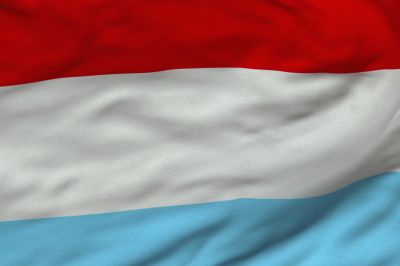 Flaga Luksemburga jest prostokątem podzielonym na trzy poziome pasy: czerwony, biały i niebieski
