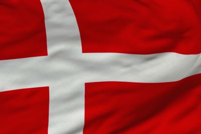 Duńska flaga jest czerwonym prostokątem z białym krzyżem
