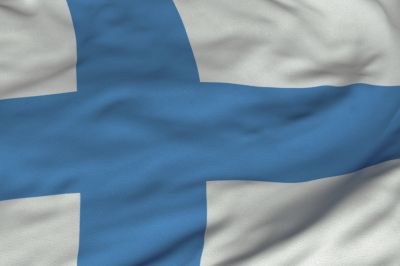 Fińska flaga posiada niebieski krzyż na białym tle. Kolor niebieski symbolizuje liczne jeziora, a biały - śniegi