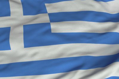 Grecka flaga jest podzielona na 9 ułożonych na przemian poziomych pasów: 5 niebieskich i 4 białe. W lewym górnym rogu umieszczony jest biały krzyż na niebieskim tle