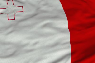 Maltańska flaga jest podzielona na 2 jednakowe pionowe pasy: biały i czerwony. W górnym narożniku białego pasa, flagę zdobi Krzyż Jerzego w czerwonym obramowaniu