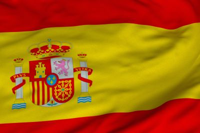 Flaga Hiszpanii jest prostokątem podzielonym na 3 poziome pasy: czerwony, żółty, czerwony