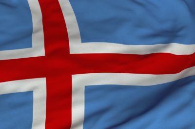 Flaga Islandii jest niebieskim prostokątem z dwoma nałożonymi na siebie krzyżami - białym i czerwonym