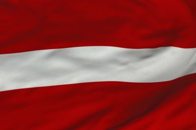 Flaga Łotwy jest prostokątem w kolorze czerwonym z białym pasem