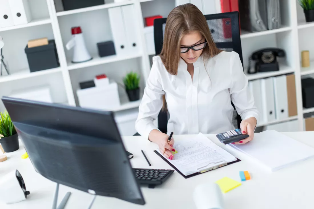 księgowa w pracy