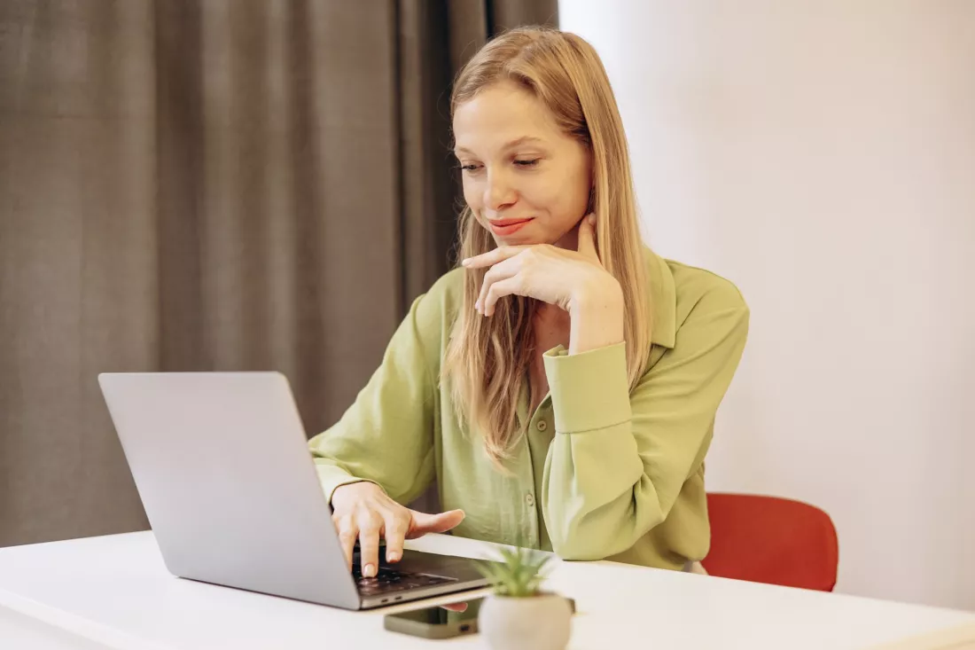 Mloda kobieta przeglada oferty pracy przy laptopie