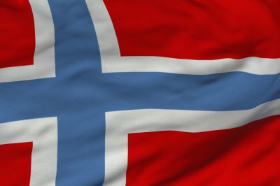 Flaga Norwegii ma niebiesko-biały krzyż skandynawski umieszczony na czerwonym tle
