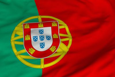 Flaga Portugalii jest podzielona na 2 pionowe pasy: zielony i czerwony. Na ich złączeniu umieszczony jest herb Portugalii