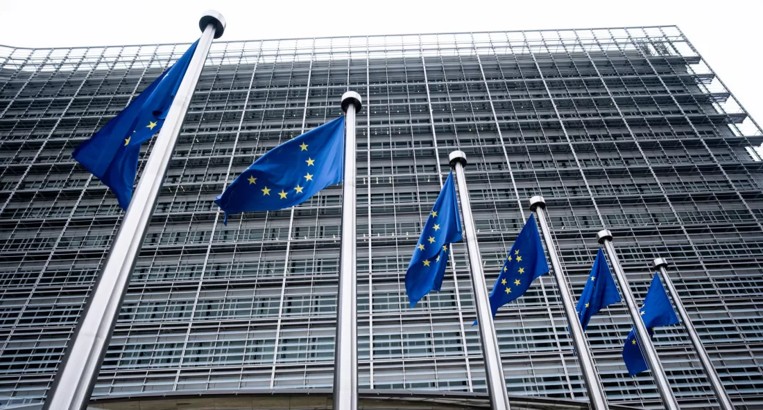 Flagi Unii Europejskiej przed budynkiem Komisji Europejskiej w Brukseli