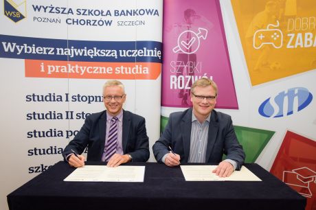 Na zdjęciu od prawej -  Krzysztof Danilewicz, Dyrektor Oddziału Sii Sp. z o.o. w Katowicach, oraz dr Krzysztof Koj, Dziekan WSB w Chorzowie
