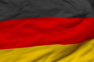 Niemiecka flaga jest podzielona na 3 jednakowe poziome pasy w kolorach: czarny, czerwony i złoty