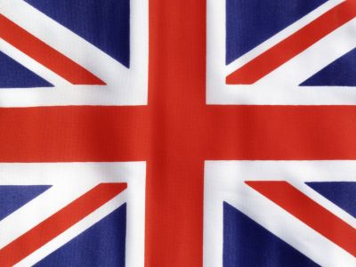 Brytyjska flaga jest niebieska z czerwonym Krzyżem św. Jerzego (patrona Anglii) w białym obramowaniu, a w tle po przekątnych nakładające się na siebie krzyże: czerwony św. Patryka (patrona Irlandii) i biały św. Andrzeja (patrona Szkocji)