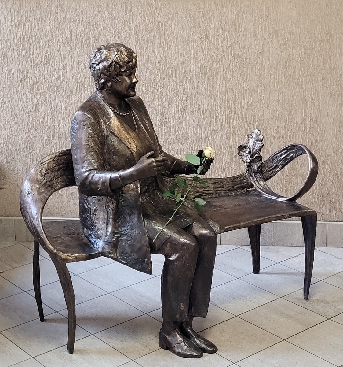 ławeczka z postacią Pani Barbary Pikiewicz - 1