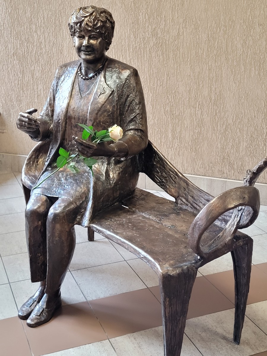 ławeczka z postacią Pani Barbary Pikiewicz - 2