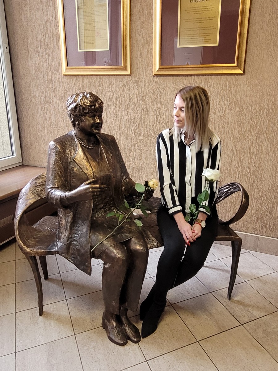 ławeczka z postacią Pani Barbary Pikiewicz - 3