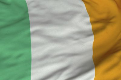 Flaga Irlandii ma 3 pionowe pasy: zielony, biały i pomarańczowy