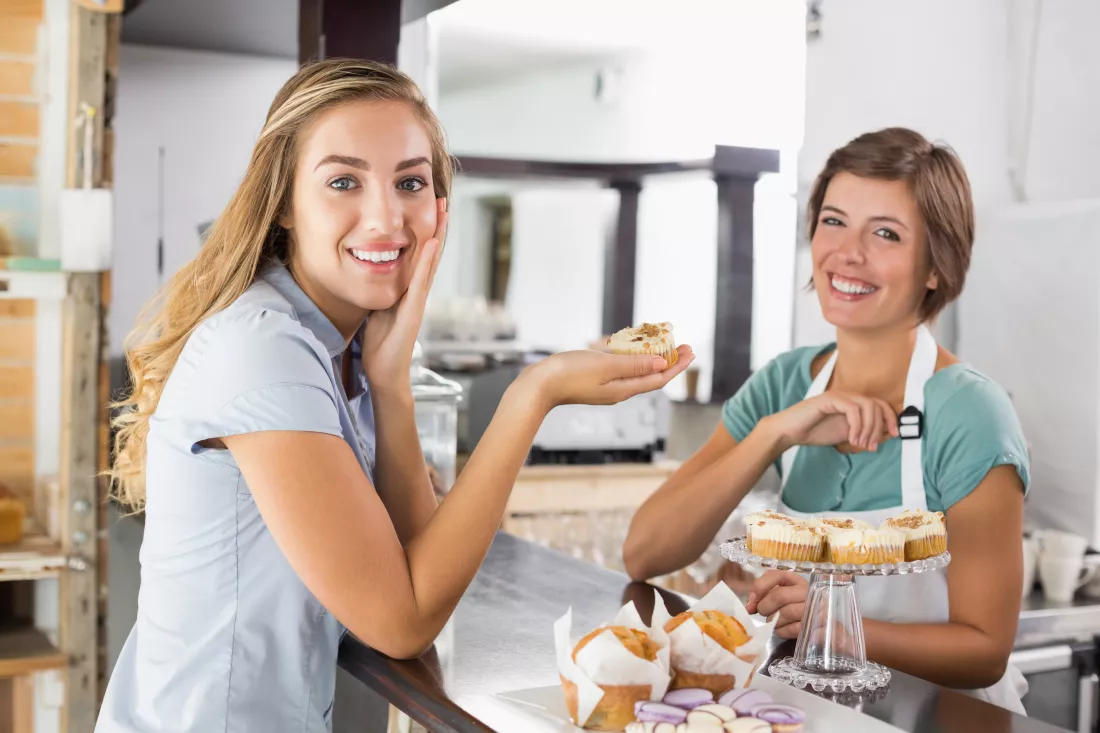 pretty-waitress-serving-cupcake-customer