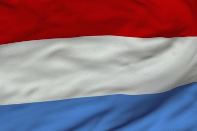Flaga Holandii posiada 3 poziome pasy: czerwony, biały i niebieski