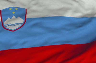 Flaga Słowenii ma 3 poziome pasy w kolorach: białym, niebieskim i czerwonym. U góry znajduje się słoweński herb