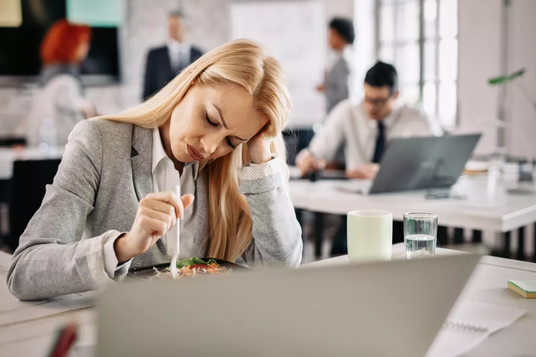 businesswoman-feeling-depressed-her-diet-while-eating-vegetable-salad-lunch-break-office