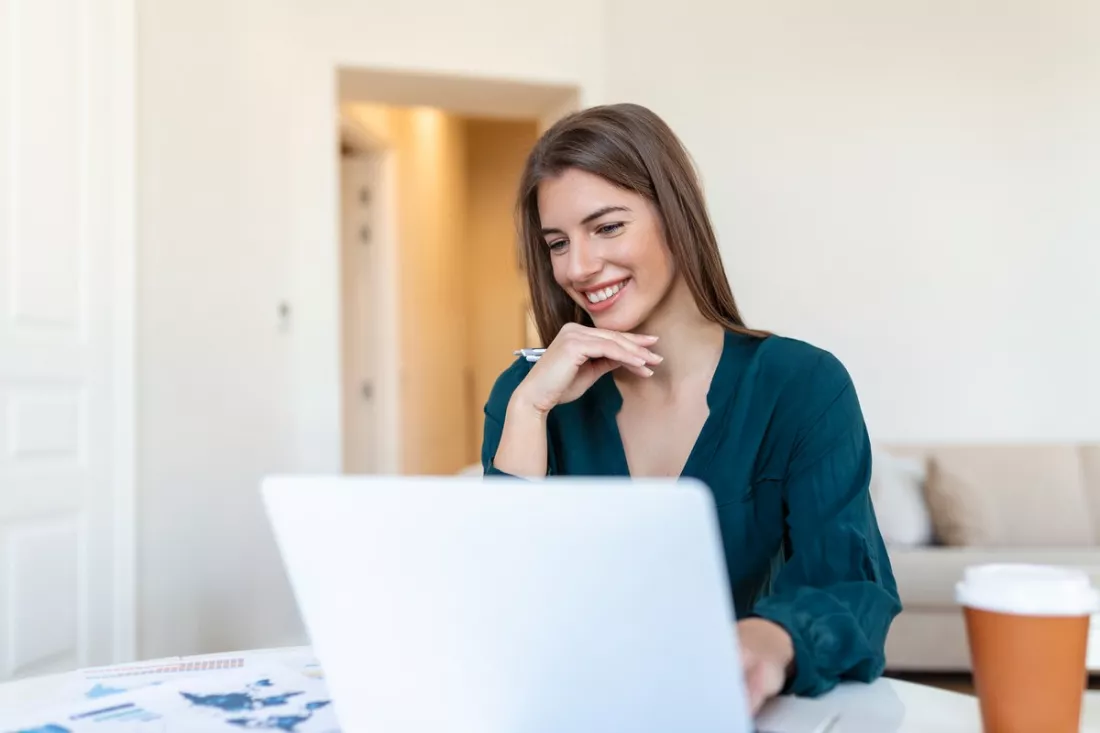 Młoda kobieta szuka pracy na laptopie